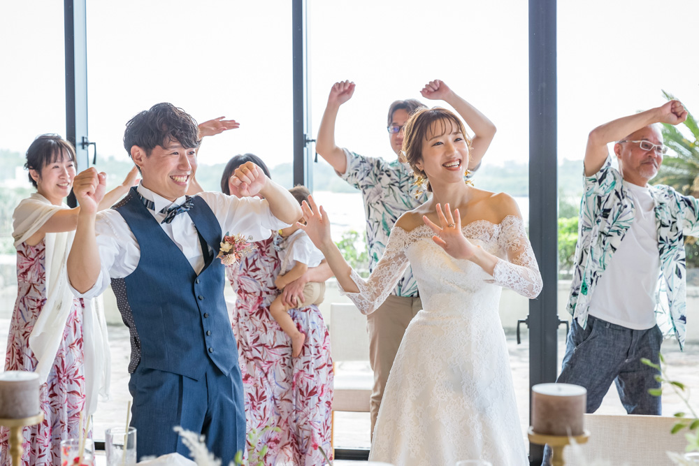 パーティで踊る人