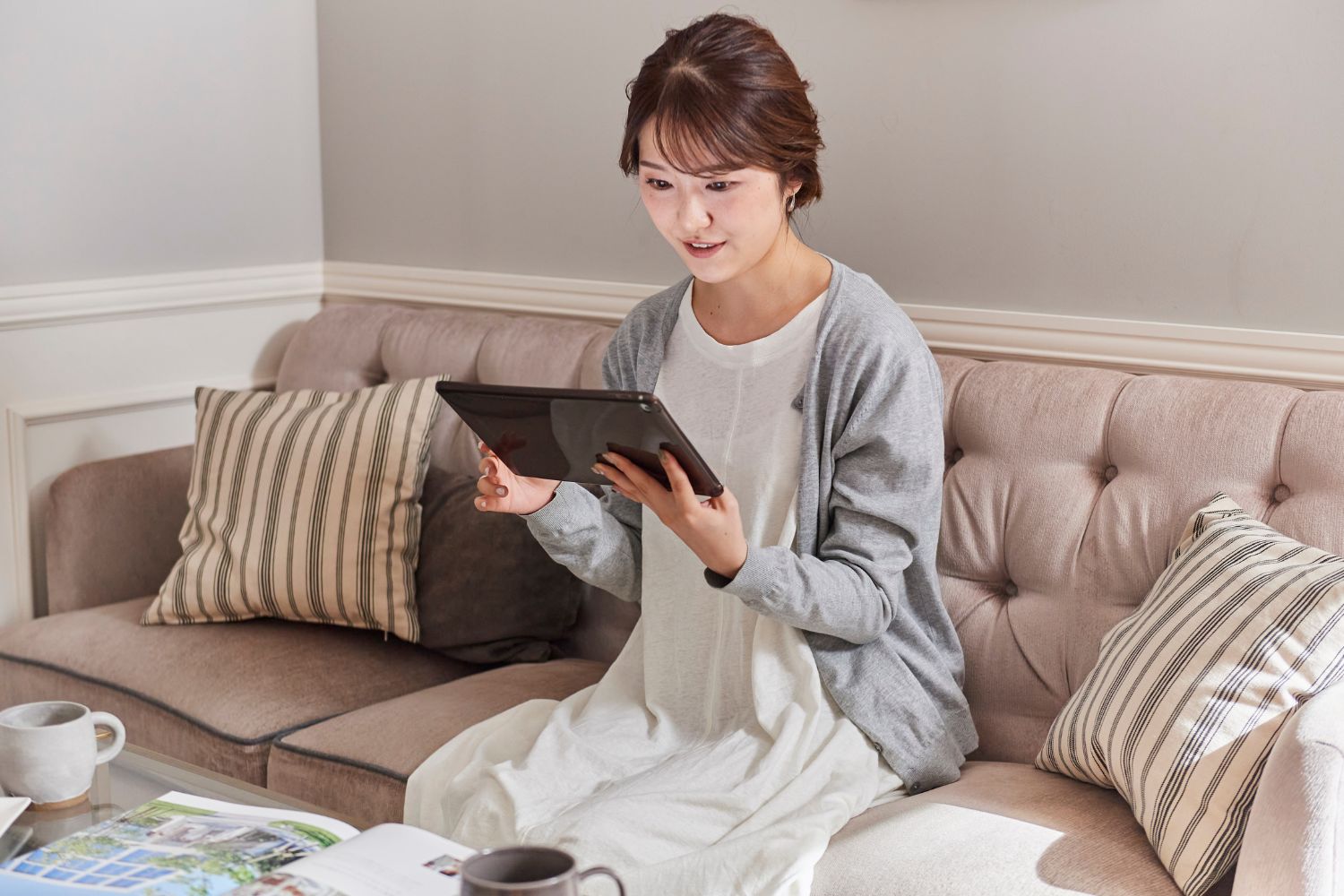 タブレットを見る女性