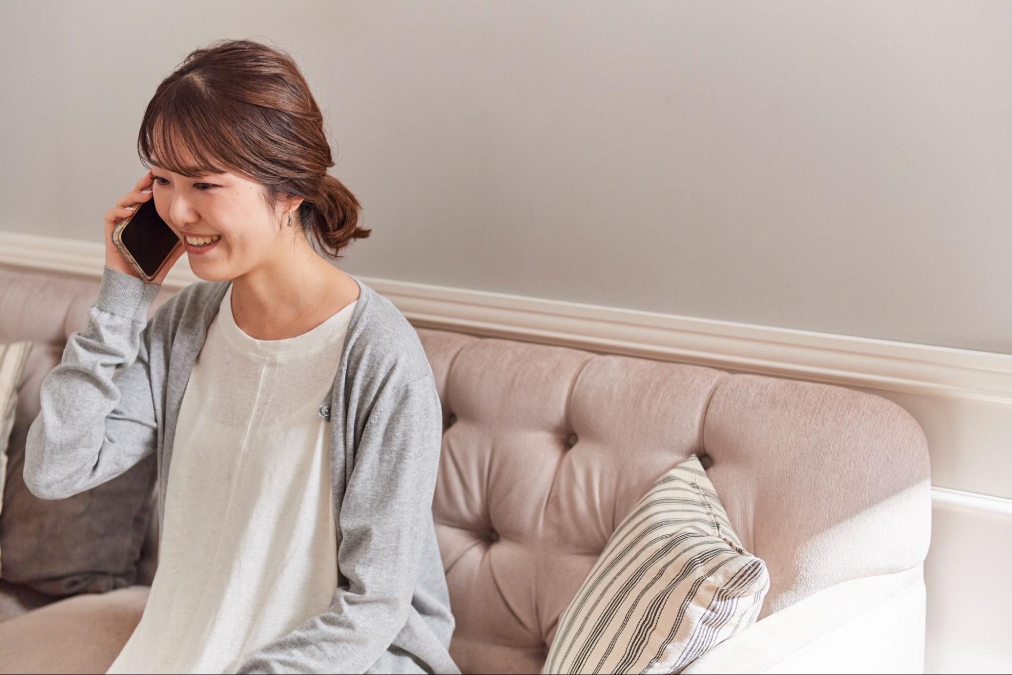 電話する女性